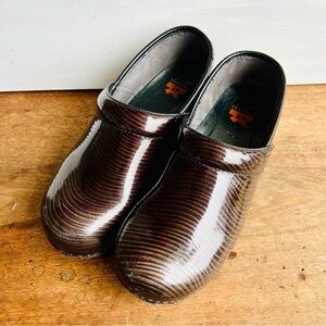 Dansko Pro XP Slip Resistant Clog Swirl Patent Leather Size  41